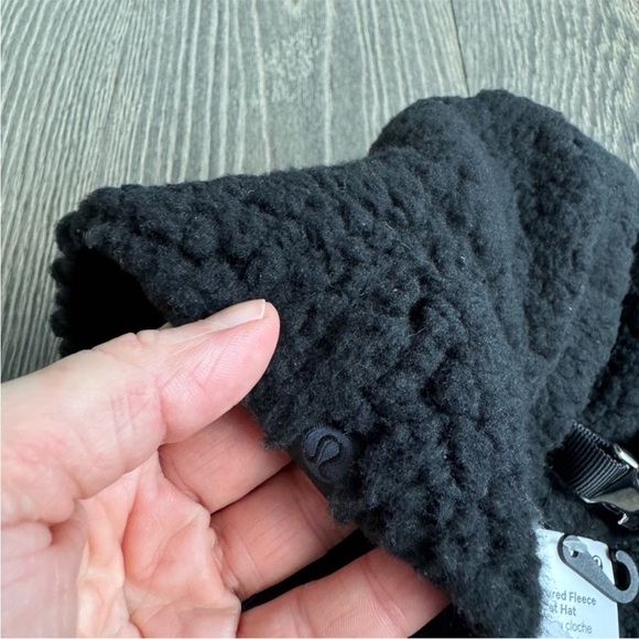 Lululemon Textured Fleece Bucket Hat in Black Size M/L main image 5